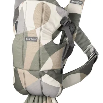 BABYBJORN MINI Cotton – nosidełko, Khaki/Green Print